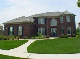 752 Waters Edge Dr, South Elgin, IL 60177