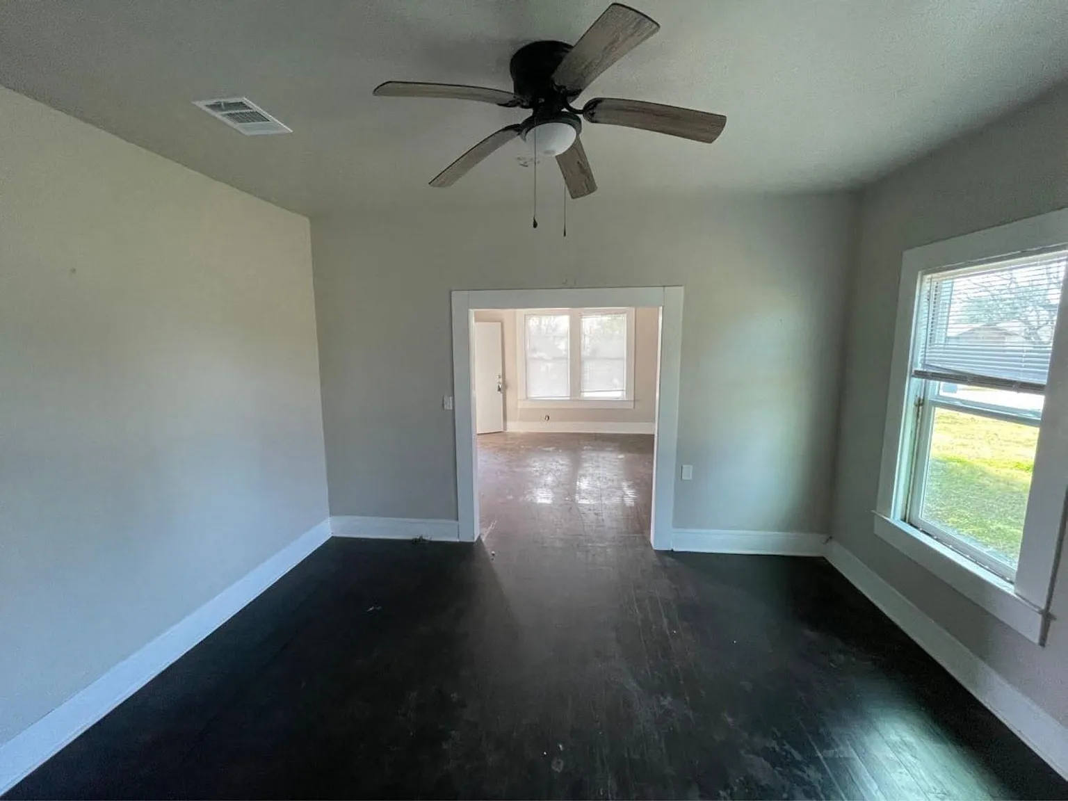 3 bed, 1.0 bath, 986 sqft, $1,295 — Photo 3