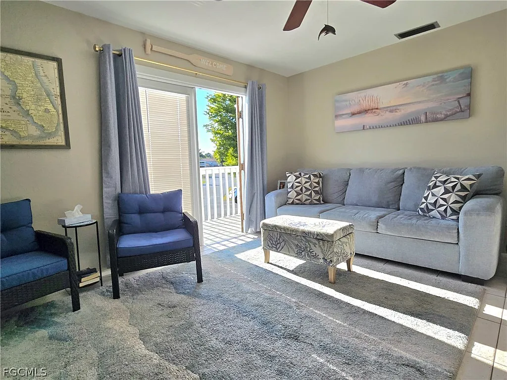 2 bed, 2.0 bath, 820 sqft, $1,250 — Photo 2