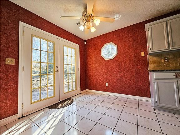 4th image of 2825 Binghampton Ln