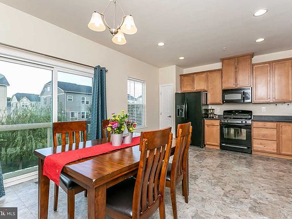 4th image of 591 Fox River Hills Way