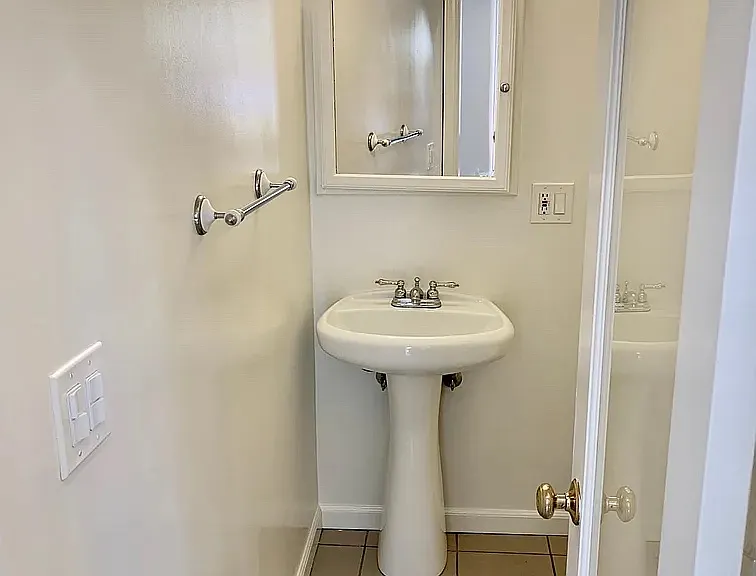 1334 N Laurel Ave — Photo 9
