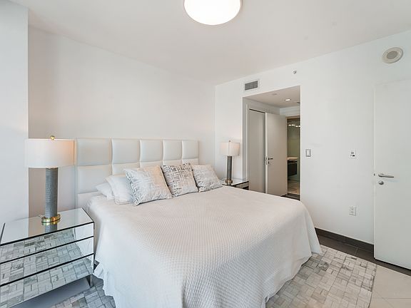 3rd image of 200 Biscayne Blvd Unit 3613