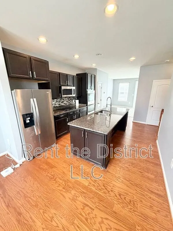3 bed, 2.0 bath, 1216 sqft, $3,400 — Photo 3