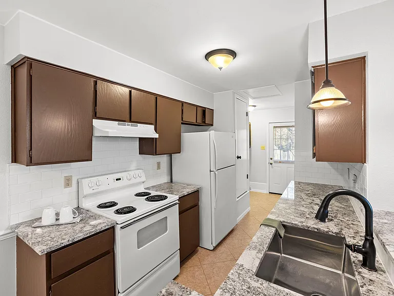 9807 Hundred Oaks Cir #B — Photo 22