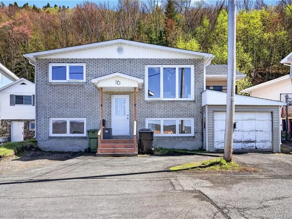 16 McGarvie St, Campbellton, NB E3N 1S9