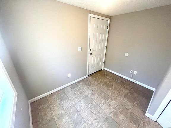 3rd image of 250 Elbring Dr