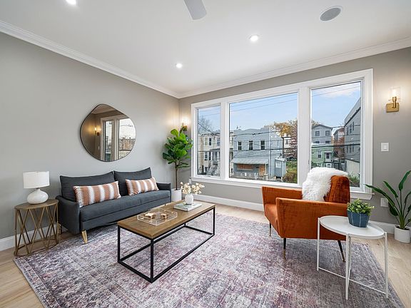 4th image of 101 Van Horne St APT 1