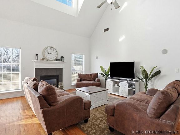 5th image of 8702 E 110th Ct