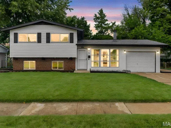 5 Sunridge Ln, Florissant, MO 63031