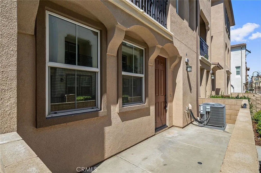 2 bed, 2.5 bath, 1384 sqft, $2,800 — Photo 2