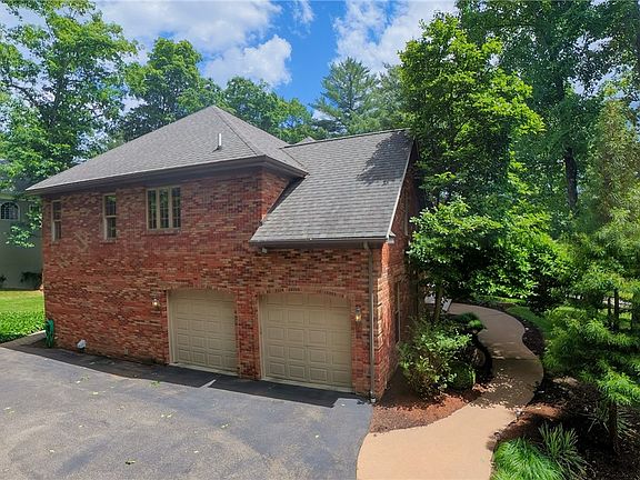 4th image of 10 Linden Ln