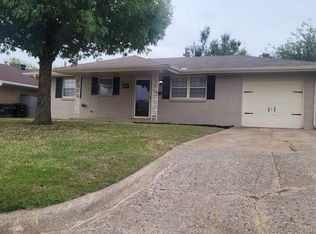 812 NW 8th St, Moore, OK 73160
