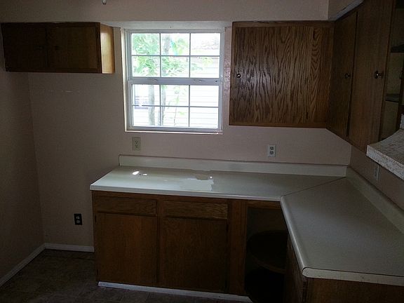 3rd image of 148 Lakeside Ave