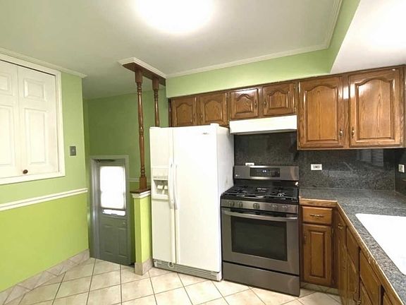 4th image of 2830 Elm St
