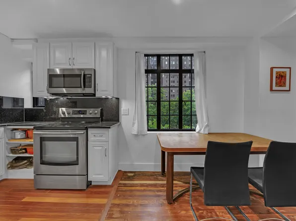 320 East 42nd Street image 6 of 15