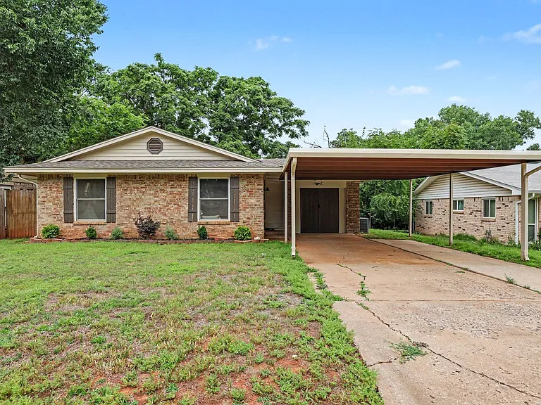 1715 Edgewood Dr — Photo 3