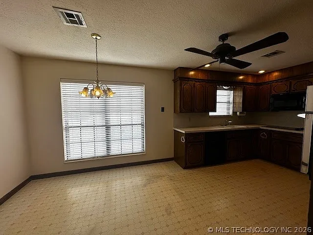 3 bed, 2.0 bath, 2843 sqft, $1,650 — Photo 3