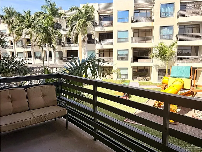 813 Travis St #207 — Photo 23