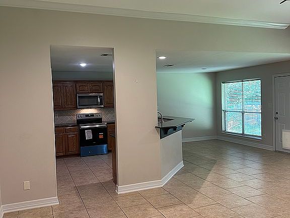 5th image of 229 Maggie Cir