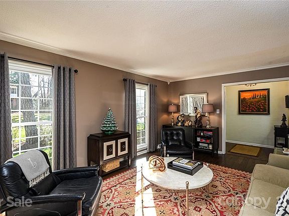 3rd image of 2437 Knickerbocker Dr
