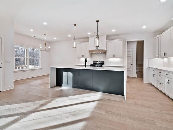 4th image of 38 Winsford Cir