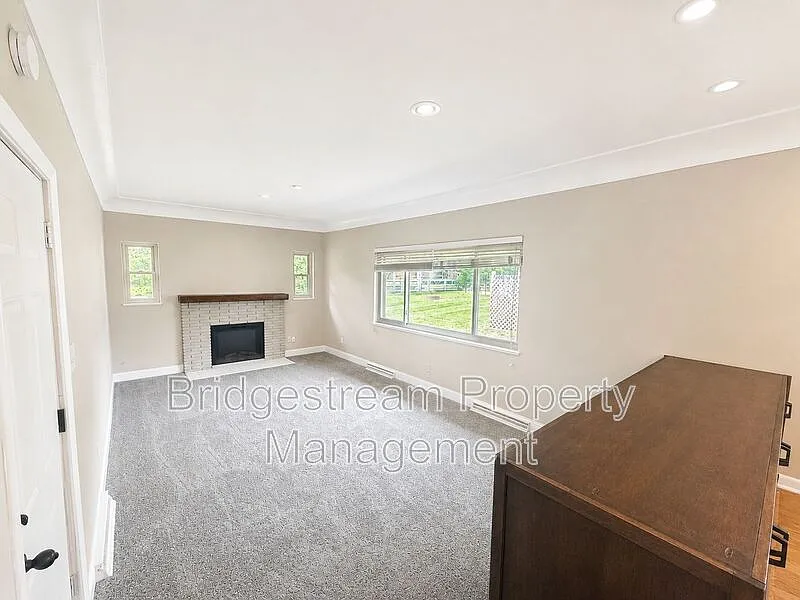 3 bed, 2.0 bath, 1512 sqft, $1,995 — Photo 4