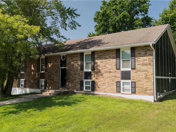 704 NE Ball Dr, Lees Summit, MO 64086