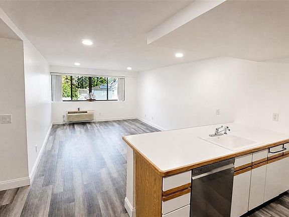 5th image of 55 Clinton Pl APT 304