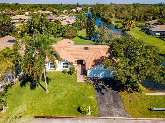 4th image of 10933 NW 9th Mnr