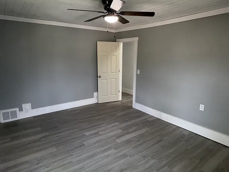 100 Sterling St — Photo 12