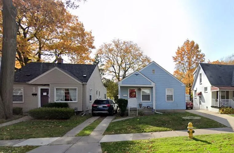 1995 Roslyn Rd