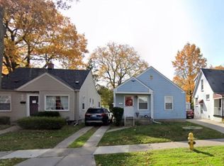 1995 Roslyn Rd, Grosse Pointe Woods, MI 48236