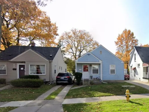 1995 Roslyn Rd, Grosse Pointe Woods, MI 48236