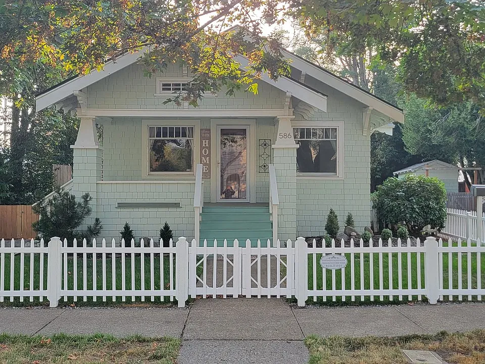 586 Grove St