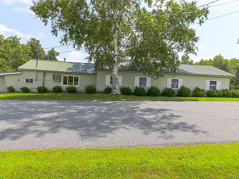 86 Carpenter Rd — Photo 2