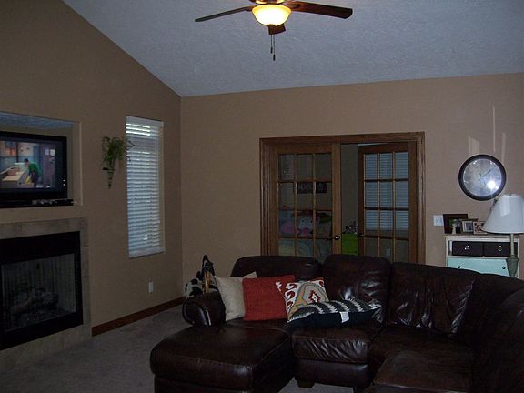 3rd image of 915 Sandstone Dr