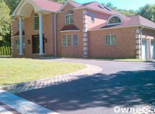 82 Carriage Ln, Roslyn Heights, NY