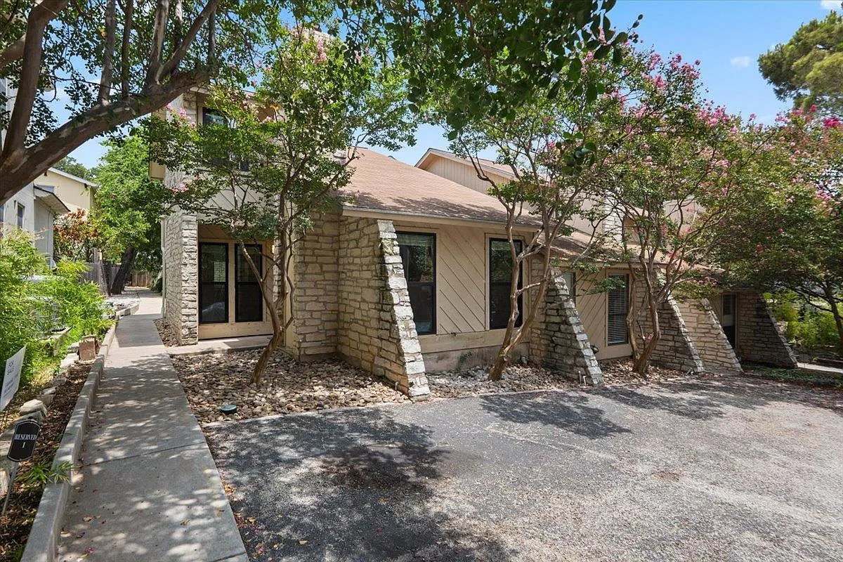 2 bed, 1.5 bath, 963 sqft, $2,940 — Photo 2