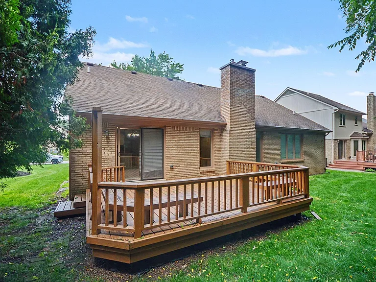 456 Essex Dr — Photo 24