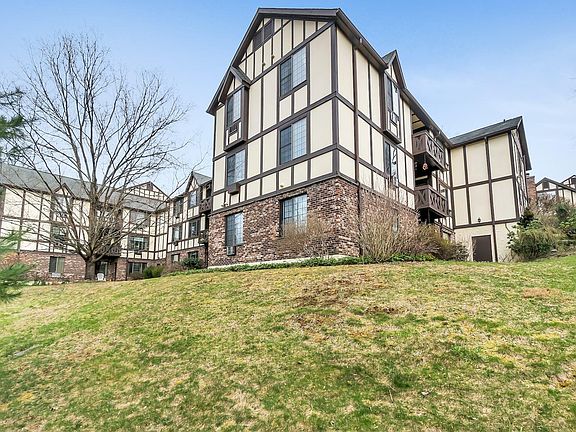 3rd image of 72 Foxwood Dr APT 1