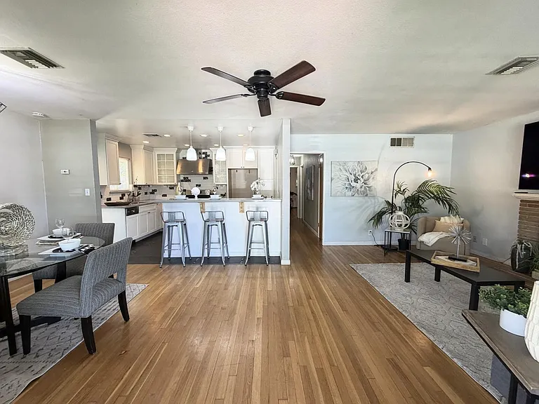 1406 Baywood Dr — Photo 3