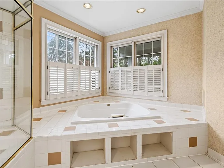 430 W Wesley Rd NW — Photo 56