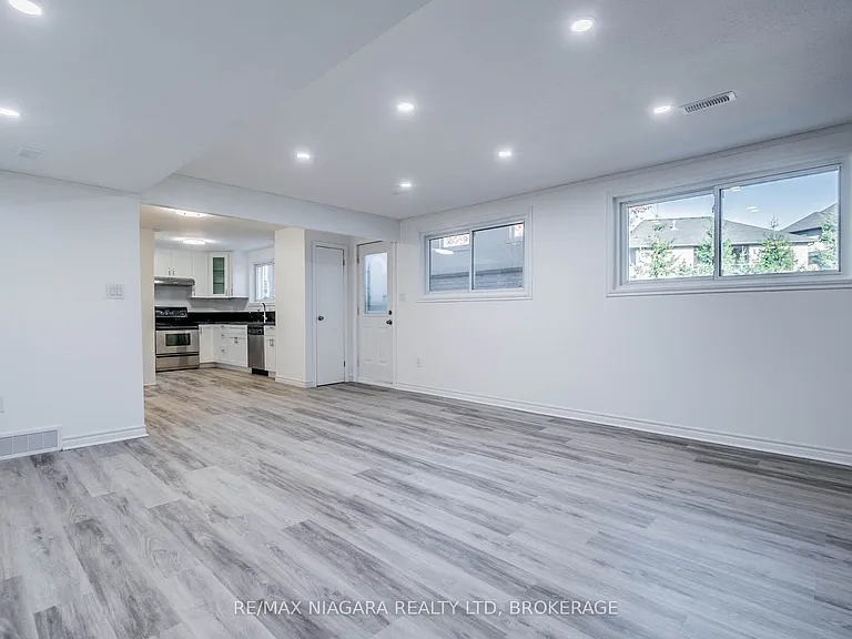 22 Chantler Rd #LOWER — Photo 2