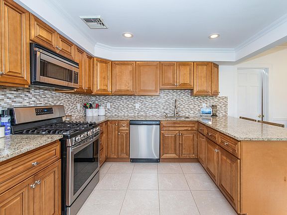 2nd image of 70 Park Ave