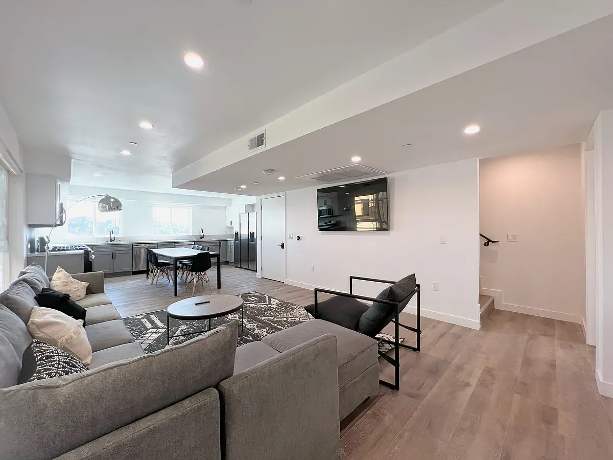 8 bed, 2230 sqft, $998 — Photo 2