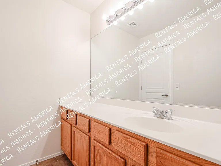 4563 E Oxford Ln — Photo 30