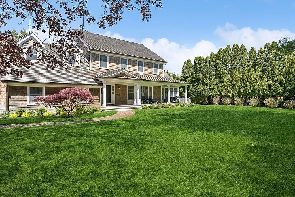Beautiful East Hampton Village Retreat — Photo 1