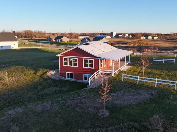 639 W River Dr, New London, MN 56273