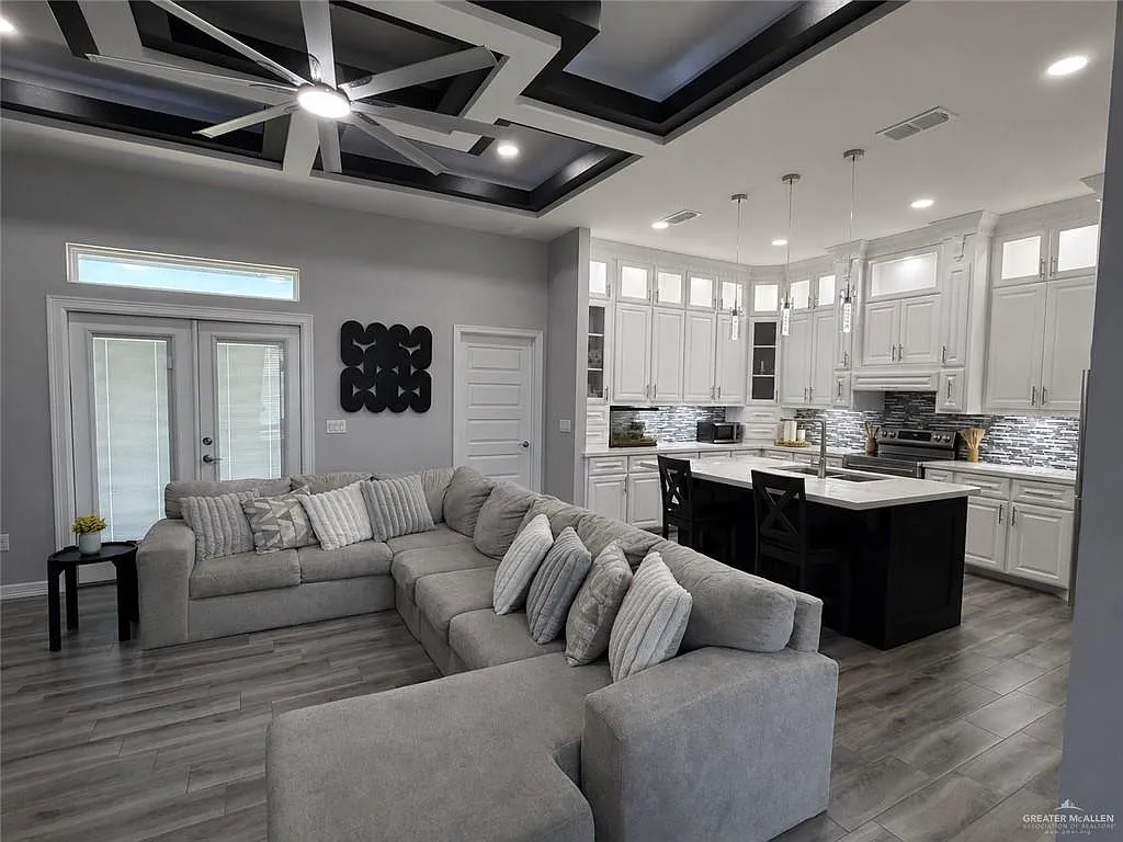3 bed, 2.0 bath, 1422 sqft, $2,200 — Photo 2